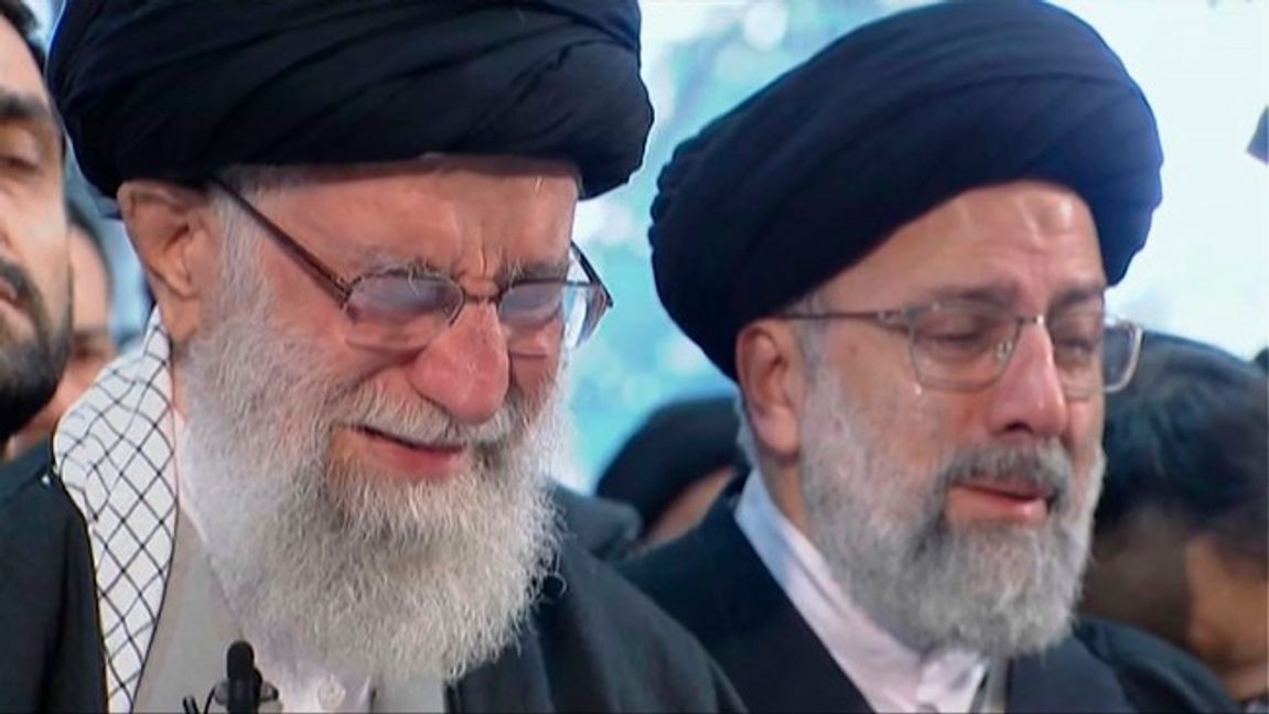 Iranske diktatorn, ayatollah Ali Khamenei i gråt vid begravningen för det iranska revolutionsgardets tidigare ledare Qassem Soleimani som eliminerades av USA. Foto: AP