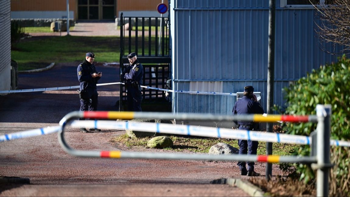 Polis på plats i området Skälltorp på Hisingen i Göteborg där en skottlossning inträffade på lördagen. En person har hittats med troliga skottskador i närheten, uppger polisen.. Foto: Björn Larsson Rosvall/TT