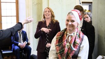 Samtidigt som Andersson pratar om schyssta villkor och rättvisa löner så slåss hennes för detta städerska för att få sin lön. Anderssons engagemang framstår mest som ett skämt, när retoriken möter den krassa verkligheten. Eller är det bara Andersson som är lite skönt osvensk? Foto: Henrik Montgomery/TT