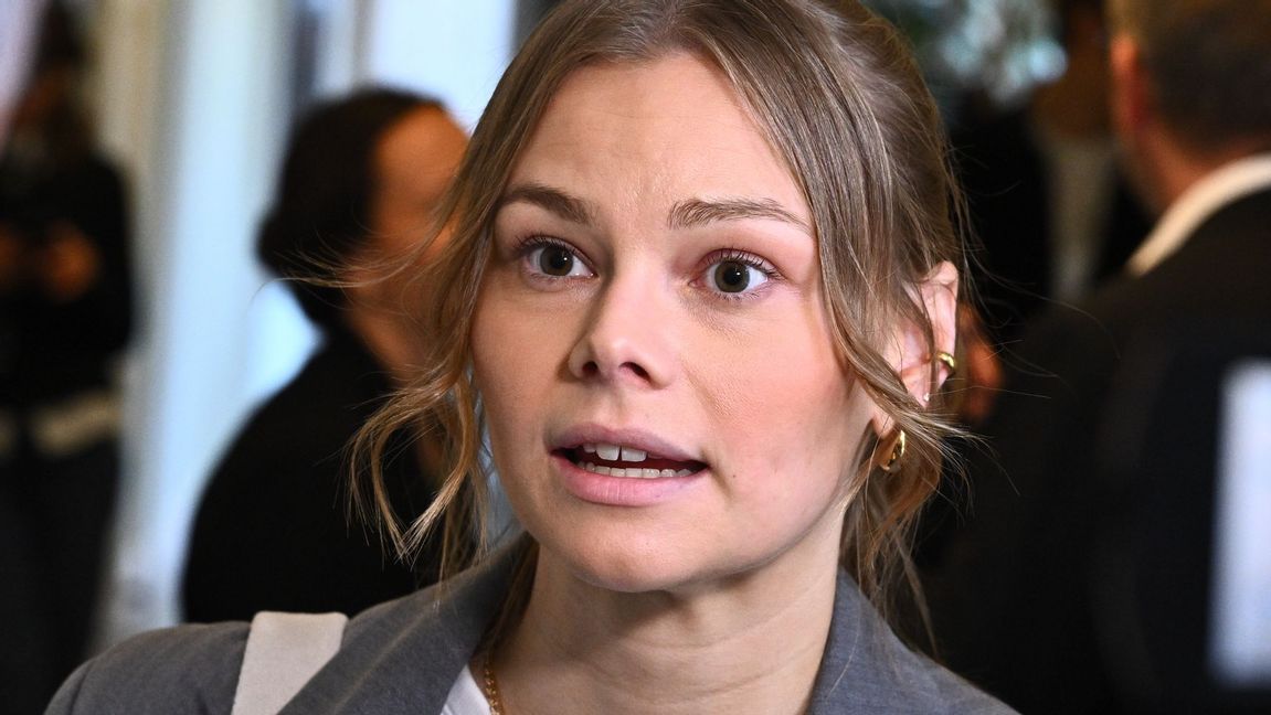 Ambulanssjuksköterskan Linn Gustafsson, här i en intervju med TT när hon kallades till trafikutskottet. Nu får hon tillbaka sitt körtkort efter ett beslut från Transportstyrelsen. Foto: Claudio Bresciani/TT