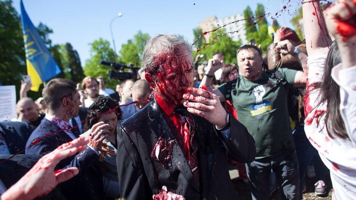 Ryske ambassadören i Polen, Sergej Andreev, fick en omgång av blodliknande vätska kastad i ansiktet under en cermoni i Warszawa. Foto: Maciek Luczniewski/AP/TT