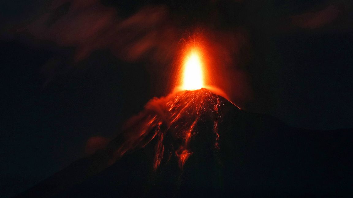 Volcan de Fuego (”Eldvulkanen”) i Guatemala under ett utbrott för tre år sedan. Foto: Moises Castillo/AP/TT.