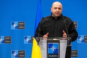 Ukrainas försvarsminister Rustem Umerov, här fotograferad på Natos högkvarter i Bryssel tidigare i april, är i Paris för att diskutera kriget med högt uppsatta företrädare för USA och europeiska länder. Foto: Geert Vanden Wijngaert/AP/TT