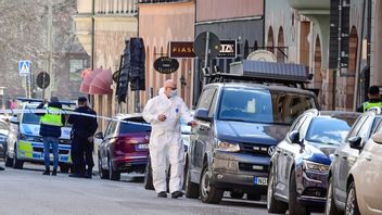 Polisen undersöker platsen vid Delta gym i centrala Stockholm där trebarnsfadern Fredrik Andersson sköts till döds i mars 2022. Arkivbild. Foto: Paul Wennerholm/TT