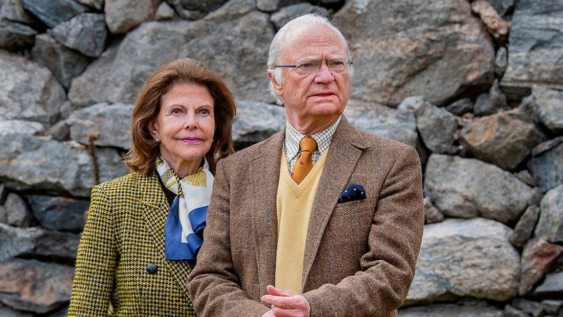 Kung Carl XVI Gustav tillsammans med drottning Silvia vid Stenhammars slott. Foto: Jonas Ekströmer/TT.