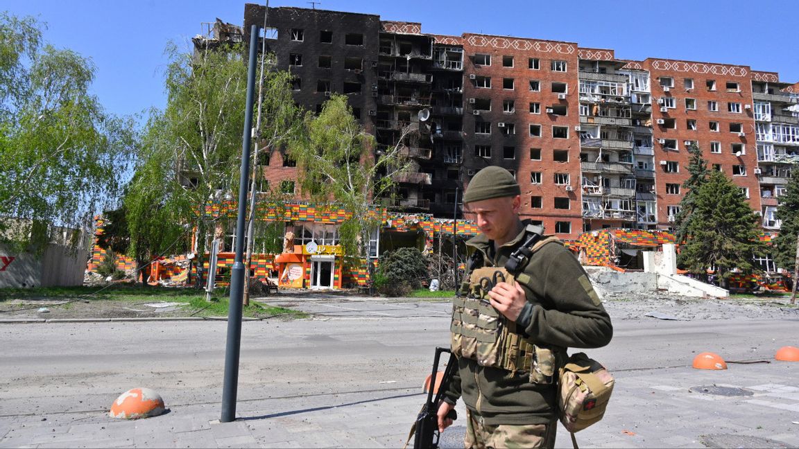 En ukrainsk soldat passerar den 23 april byggnader i centrala Pokrovsk, frontstaden där de hårdaste striderna i Donetskregionen har rasat. Foto: AP Photo/Michael Shtekel 