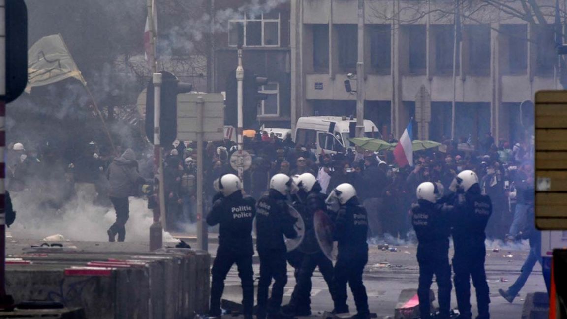 Polisen använde bland annat tårgas mot demonstranter i Bryssel. Foto: Geert Vanden Wijngaert/AP/TT