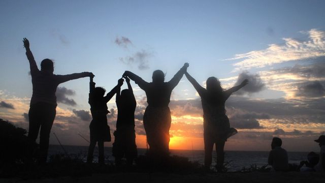 När det är som värst visar familjer vad de går för. Foto:	Israel Leal / TT