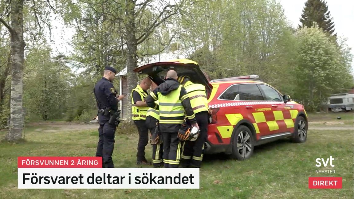 Polis, räddningstjänst, värnpliktiga och frivilliga söker efter den försvunna tvååriga pojken. Foto: Skärmavbild SVT
