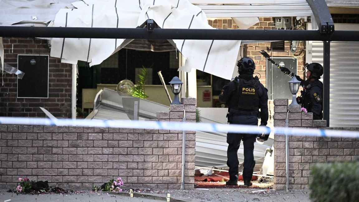 Polis och bombtekniker på plats vid en restaurangen på Artillerigatan i centrala Landskrona, tidigt på måndagsmorgonen. Foto: Johan Nilsson/TT