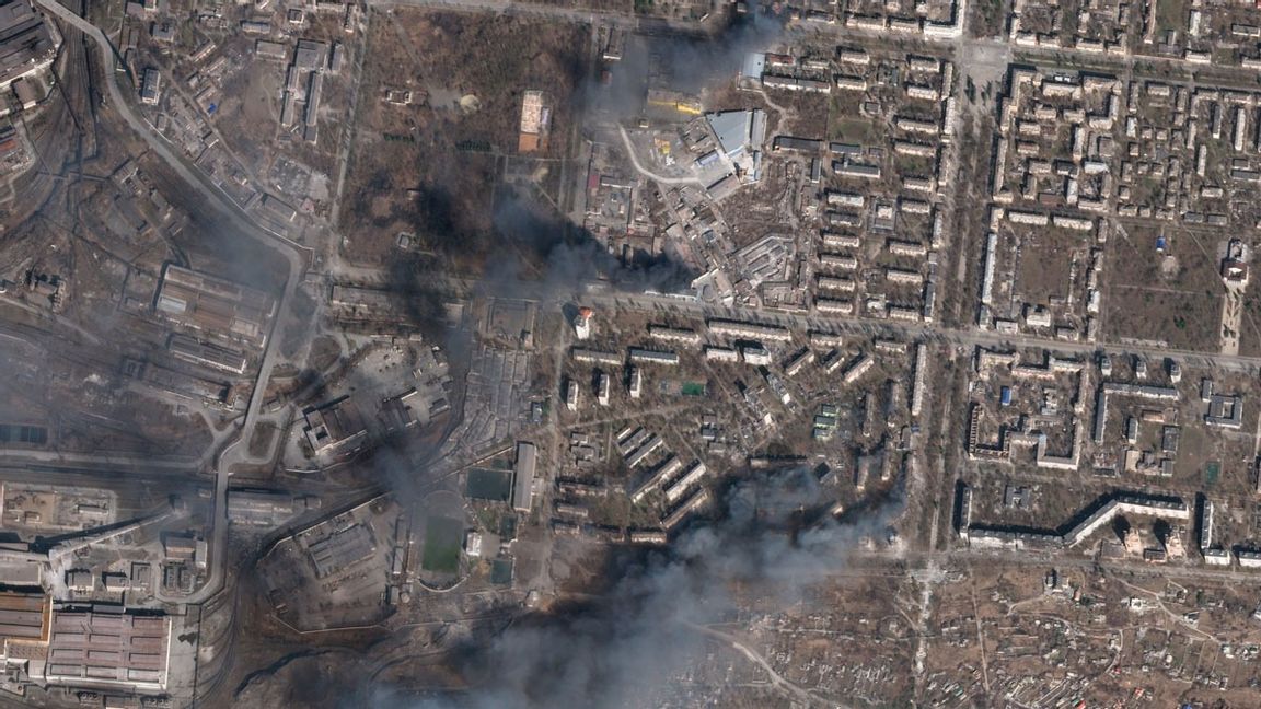 Satellitbild över Mariupol, en stad i ruiner med rökpelare som stiger mot skyn. Foto: Planet Labs PBC/AP/TT