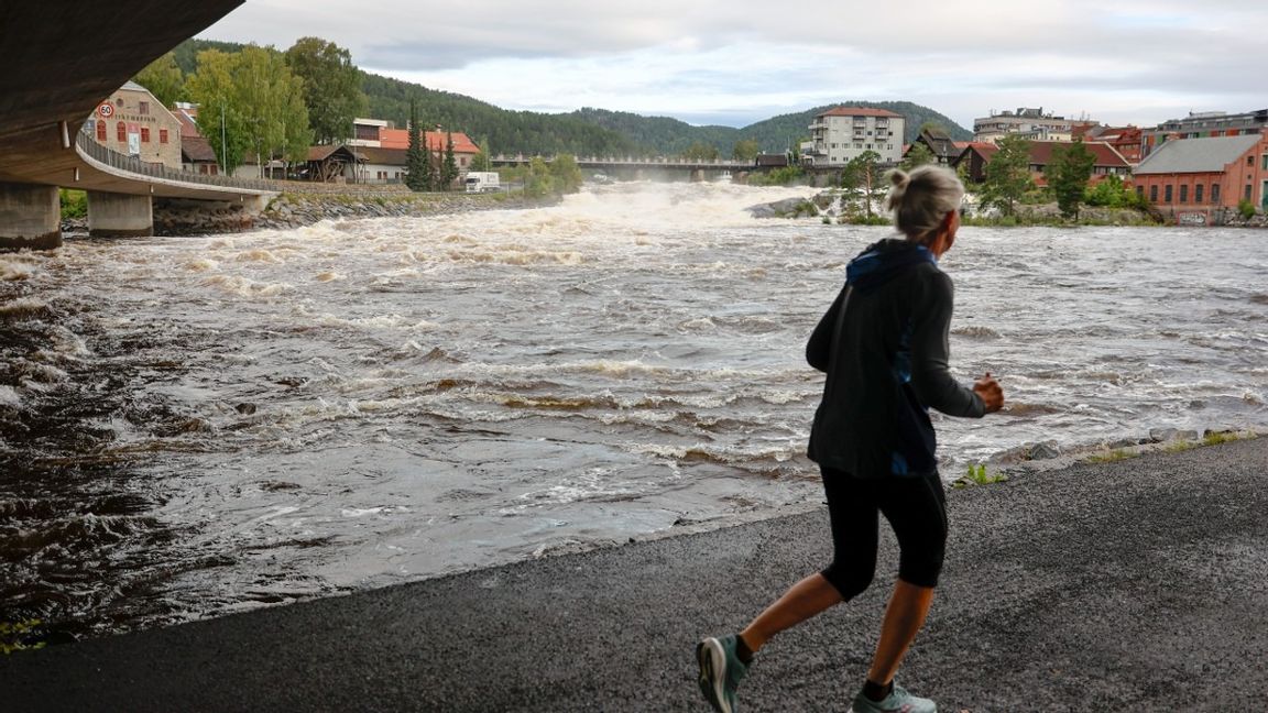 Mycket vatten i Numedalslågen som passerar Kongsberg. Vattenmängderna uppgår till rekordnivåer efter stormen Hans. Foto: Frederik Ringnes