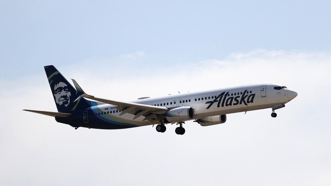 Ett Boeing-plan tillhörande Alaska Airlines tvingades nödlanda på lördagen svensk tid. Bilden föreställer ett annat av flygbolagets plan. Foto: David Zabulowski/AP/TT