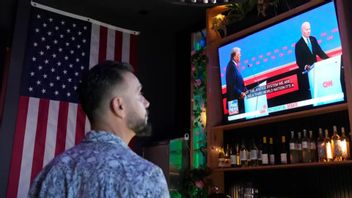 Presidentvalsdebatten i Atlanta följs på teve i Scottsdale, Arizona Foto: Ross D Franklin/AP/TT