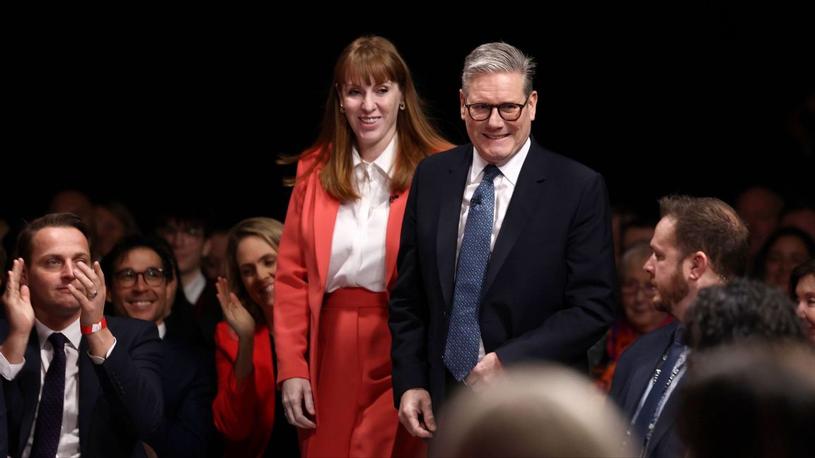 Vice premiärminister Angela Rayner och premiärminister Keir Starmer. Bild från december 2024. Foto: Darren Staples/AP/TT