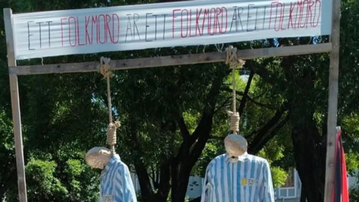 Bild på de hängda judedockorna i Umeå. Foto: Facebook.
