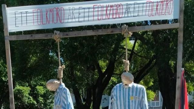 Bild på de hängda judedockorna i Umeå. Foto: Facebook.