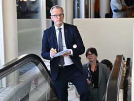 Socialdemokraternas ekonomiskpolitiska talesperson Mikael Damberg kommenterar regeringens höstbudget i riksdagen. Anders Wiklund/TT