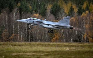 En JAS 39C Gripen startar för en uppvisning på F17 i Ronneby. Arkivbild. Johan Nilsson/TT