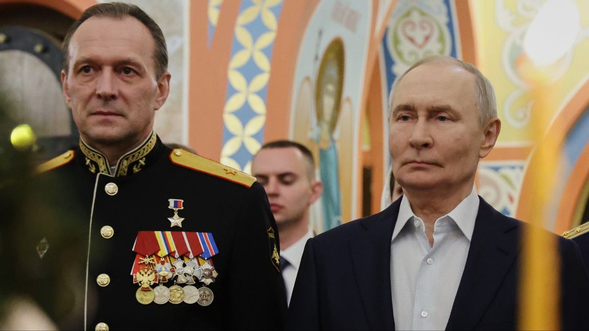 Rysslands president Vladimir Putin till höger deltar i en ortodox julmässa i Moskvaregionen den 7 januari 2026 tillsammans med ryska militärer och deras familjer. Foto: Vyacheslav Prokofyev, Sputnik, Kremlin Pool Photo via AP