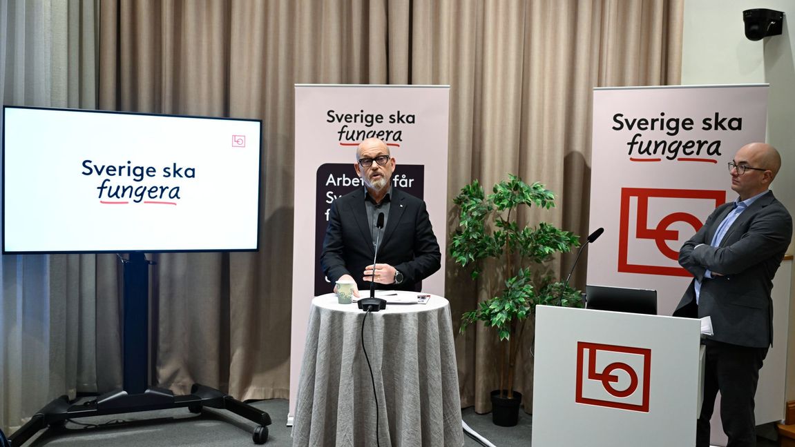 . LO:s ordförande Johan Lindholm och chefsekonom Torbjörn Hållö medverkar under pressträffen. Foto: Pontus Lundahl / TT /