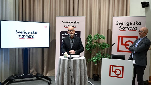 . LO:s ordförande Johan Lindholm och chefsekonom Torbjörn Hållö medverkar under pressträffen. Foto: Pontus Lundahl / TT /