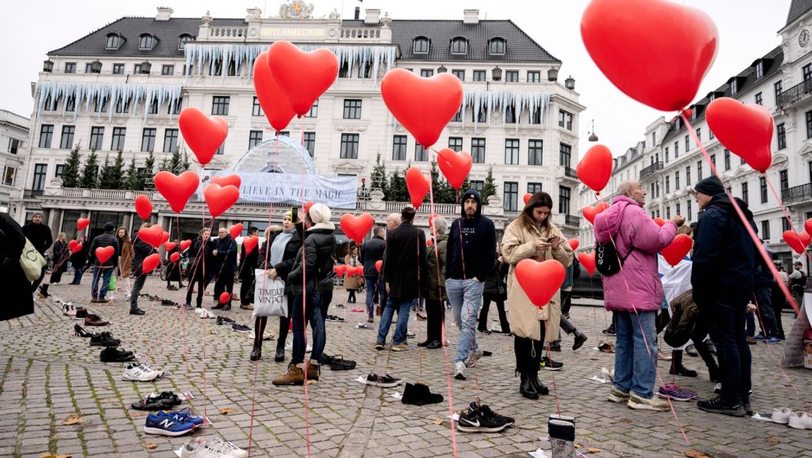 Manifestation för de 230 som sedan fyra veckor är kidnappade av Hamas. I Danmark tas det tydligare ställning för offren. Foto: Nils Meilvang/TT