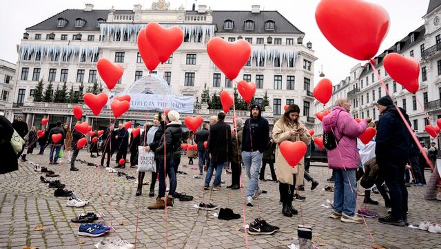 Manifestation för de 230 som sedan fyra veckor är kidnappade av Hamas. I Danmark tas det tydligare ställning för offren. Foto: Nils Meilvang/TT
