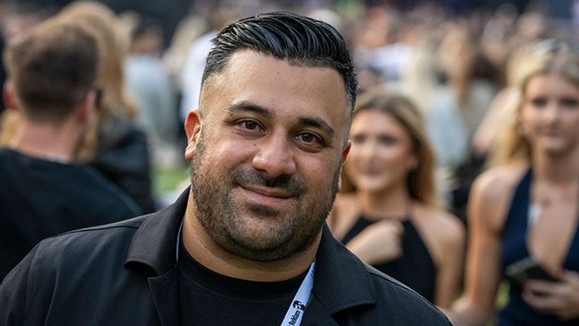 Arrangör Sam Doorali i publiken på Trädgården Festival i Tivoliparken i Kristianstad på fredagen. Foto: Johan Nilsson / TT