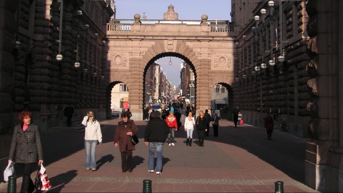 Riksgatan mår nog bäst av att vara en smal stig. Foto: Wiki 