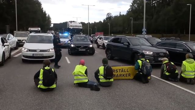 Klimataktivisterna sitter på E4:an utanför Stockholm. Foto: Facebook