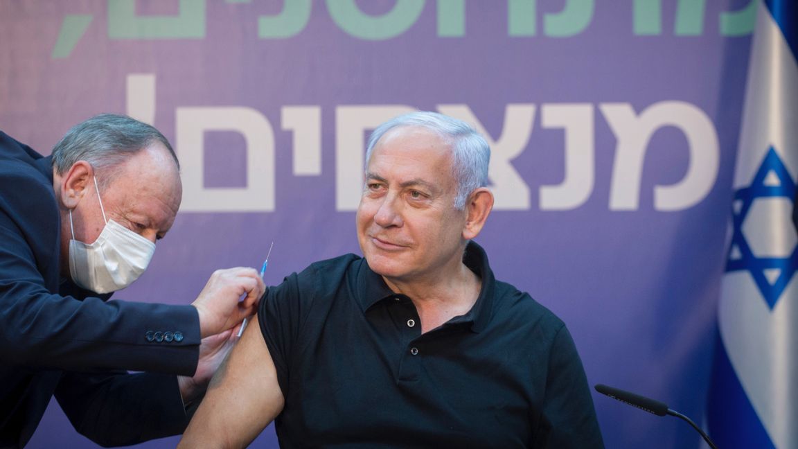 Israels premiärminister Benjamin Netanyahu när han vaccinerades. Foto: Miriam Elster, AP/TT.