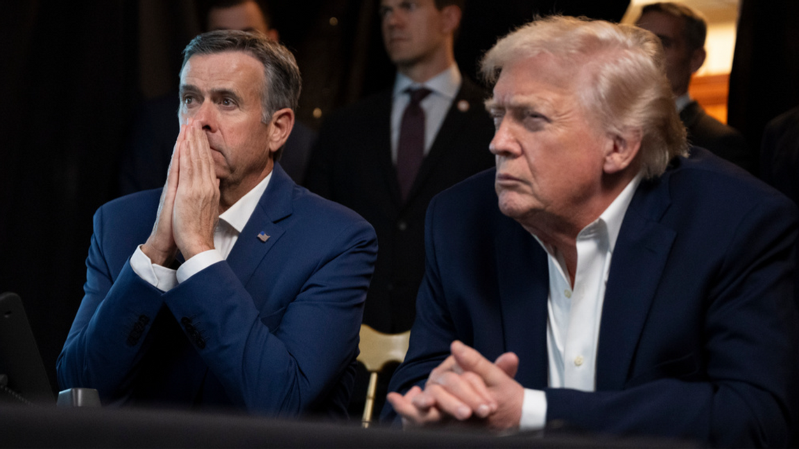 Trump tar för sig och världen (och CIA-chefen John Ratcliffe?) stirrar i förskräckelse. Foto: Molly Riley/AP/TT