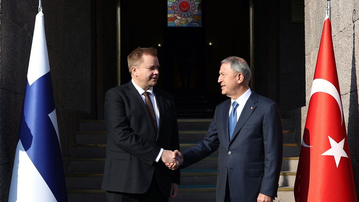 Finlands försvarsminister Antti Kaikkonen och Turkiets försvarsminister Hulusi Akar i Ankara. Foto: Turkish Defense Ministry/AP/TT