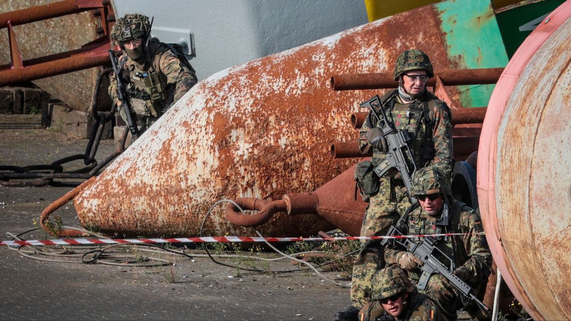 Tyska soldater under en försvarsövning. Bundeswehr intensifierar nu sin träning inför möjliga krissituationer. Foto: Focke Strangmann/AP