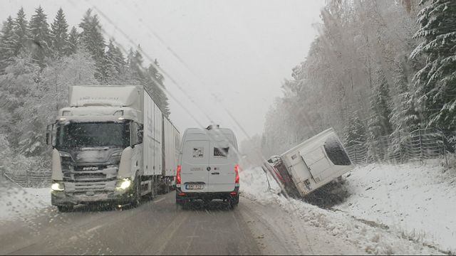 Snöovädret har ställt till det på vägarna, som i trakterna av Grums i Värmland där en långtradare gick av vägen på måndagen. Foto: Amery von Schoultz/TT