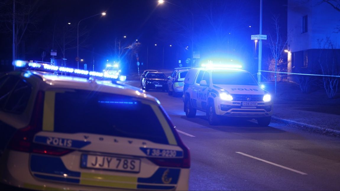 En stor polisinsats efter att en man har skjutits till döds i Bredäng i södra Stockholm sent på torsdagskvällen. Foto: NILS PETTER NILSSON/TT