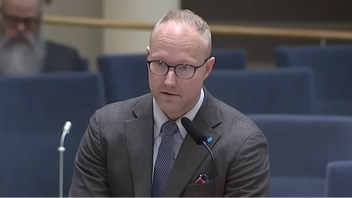 Sverigedemokraternas migrationspolitiska talesperson Ludvig Aspling vill bredda återvandringsbidraget till fler grupper. Foto: Sveriges riksdag via YouTube