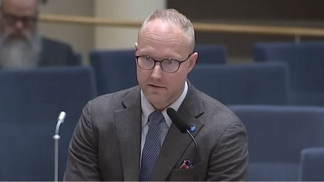 Sverigedemokraternas migrationspolitiska talesperson Ludvig Aspling vill bredda återvandringsbidraget till fler grupper. Foto: Sveriges riksdag via YouTube