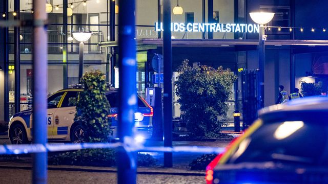 Polisen genomförde under kvällen en omfattande teknisk undersökning vid Lunds centralstation. Foto: Johan Nilsson/TT