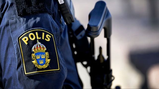 En polis glömde sitt vapen på ett hotell – nu får han löneavdrag. Foto: Janerik Henriksson / TT.