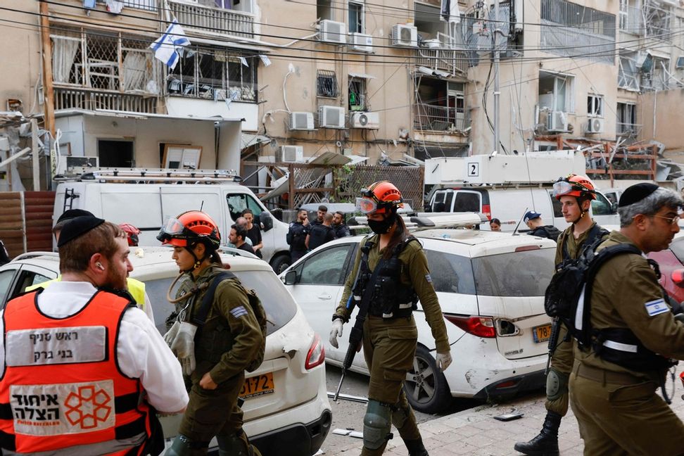 Räddningspersonal i Bnei Brak, öster om Tel Aviv, på måndagsmorgonen. Foto: Jalaa Maray/AFP/TT