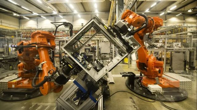 Robotar på produktionslinjen i en modern kinesisk fabrik. Målet för många tillverkare är att minska den mänskliga arbetsstyrkan med 10 procent årligen. Foto: TT