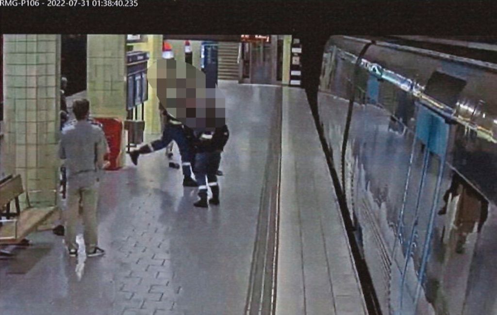 Övervakningsbild från ingripandet den 31 juli 2022 som slutade med att en man dog. Bild från polisens förundersökning. Foto: Polisen