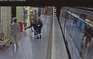 Övervakningsbild från ingripandet den 31 juli 2022 som slutade med att en man dog. Bild från polisens förundersökning. Foto: Polisen
