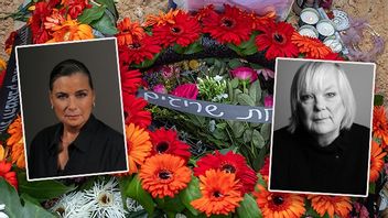 Förgrund: Caroline Thelning och Helena Bergman. Bakgrund: Krans till Shani Louk, vars mördade kropp paraderades i Gaza under terrorattacken. (Observera att det inte finns uppgifter om att Louk blev våldtagen.) Bild: Privat/Model House/DedaSasha/CC BY-SA 4.0