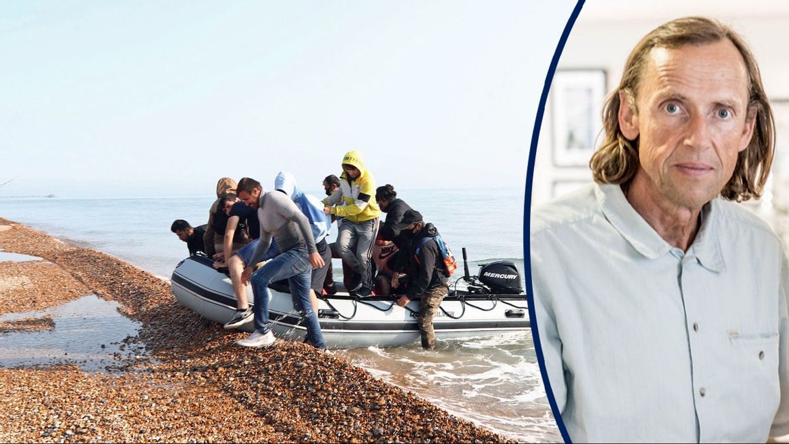 Migranter som korsat Engelska kanalen från Frankrike stiger i land på stranden nära Dover i England. Foto: Gareth Fuller/TT