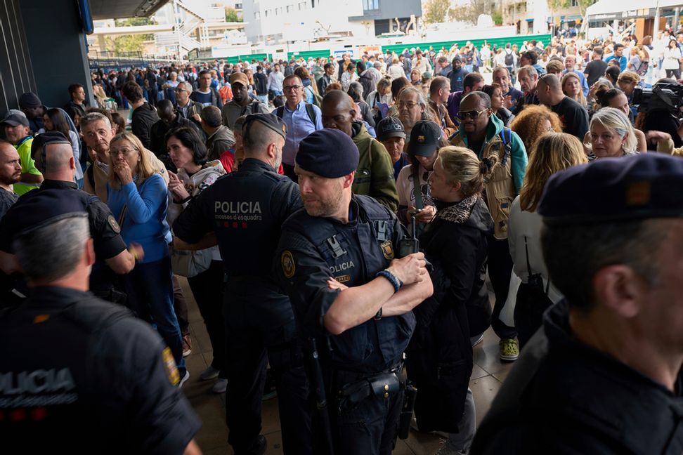 Folkmassor bildades vid flera tågstationer i Spanien under måndagen. Här en i Barcelona. Foto: Emilio Morenatti/AP/TT