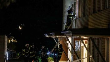 Räddningstjänsten arbetar vid ett flerfamiljshus i Upplands-Bro norr om Stockholm, efte ett larm om en kraftig smäll, enligt Aftonbladet. Enligt polisen har något detonerat, och man inlett en förundersökning om allmänfarlig ödeläggelse. Foto: Stefan Reinerdahl/RosaHelikopter.se/TT