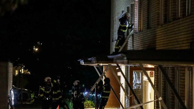 Räddningstjänsten arbetar vid ett flerfamiljshus i Upplands-Bro norr om Stockholm, efte ett larm om en kraftig smäll, enligt Aftonbladet. Enligt polisen har något detonerat, och man inlett en förundersökning om allmänfarlig ödeläggelse. Foto: Stefan Reinerdahl/RosaHelikopter.se/TT